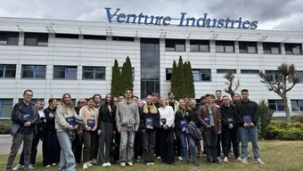 Uczestnicy wyjazdu edukacyjnego pozują do wspólnego zdjęcia przed budynkiem Venture Industries