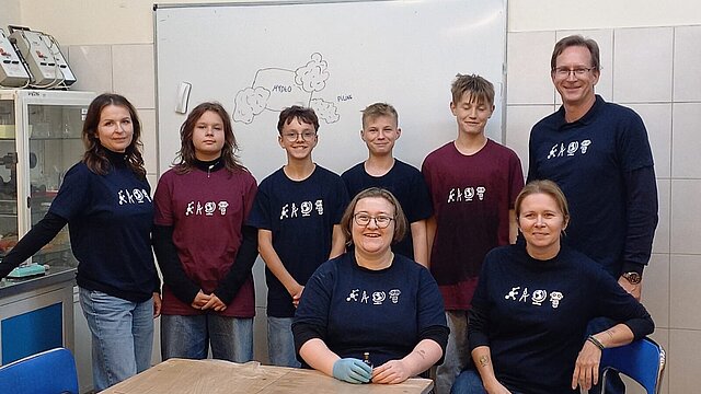 Grupa uczniów i pracowników katedry w laboratorium podczas warsztatów organizowanych w ramach Małopolskiej Nocy Naukowców.