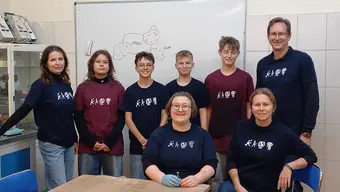 Grupa uczniów i pracowników katedry w laboratorium podczas warsztatów organizowanych w ramach Małopolskiej Nocy Naukowców.