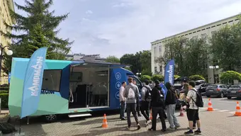 Studenci przy mobilnym centrum demonstracyjnym Kampmann na terenie uczelni